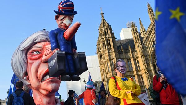Lutka Tereze Mej ispred zgrade Parlamenta Velike Britanije u Londonu. - Sputnik Srbija