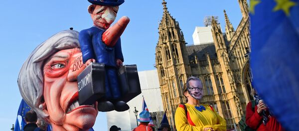 Лутка Терезе Меј испред зграде Парламента Велике Британије у Лондону. - Sputnik Србија
