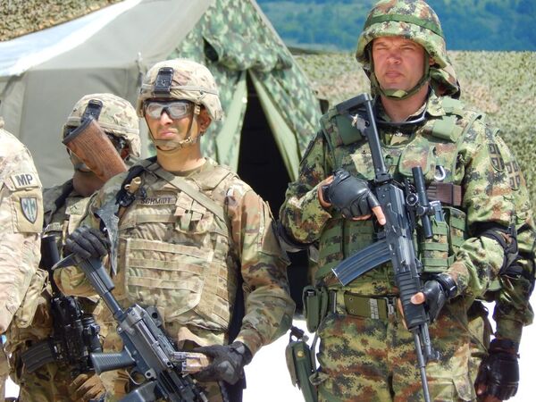 Амерички и српски војник на вежби „Обазриви вук 19“ Амерички и српски војник на вежби „Обазриви вук 19“ - Sputnik Србија