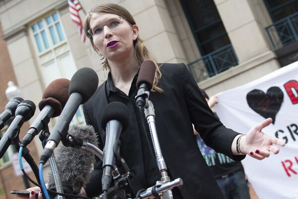 Bivša analitičarka američke Vojne obaveštajne službe Čelsi Mening obraća se novinarima 16. maja pre nego što će se pojaviti na ispitivanju pred Velikom porotom u slučaju „Vikiliks“ u Aleksandriji, Virdžinija. Bivša analitičarka američke Vojne obaveštajne službe Čelsi Mening obraća se novinarima 16. maja pre nego što će se pojaviti na ispitivanju pred Velikom porotom u slučaju „Vikiliks“ u Aleksandriji, Virdžinija. - Sputnik Srbija