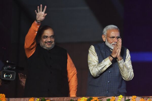 Premijer Narendra Modi i predsednik Baratija džanata partije Amit Šah pozdravljaju pristalice tokom proslave izborne pobede u sedištu partije u Nju Delhiju. Premijer Narendra Modi i predsednik Baratija džanata partije Amit Šah pozdravljaju pristalice tokom proslave izborne pobede u sedištu partije u Nju Delhiju. - Sputnik Srbija