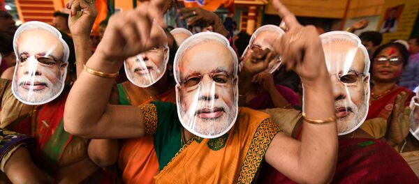 Pristalice indijskog premijera narendre Modija slave izbornu pobedu. Pristalice indijskog premijera narendre Modija slave izbornu pobedu. - Sputnik Srbija