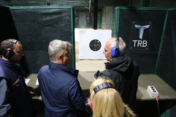 Miroslav Lazanski u streljani „Tehničkog remonta Bratunac“ Miroslav Lazanski u streljani „Tehničkog remonta Bratunac“ - Sputnik Srbija