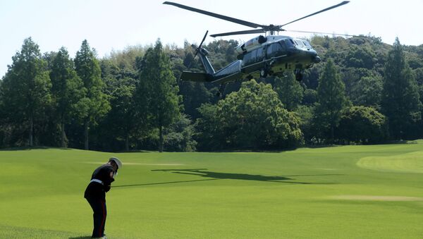 Tramp na partiju golfa sa Abeom stigao na vojnom helikopteru - Sputnik Srbija