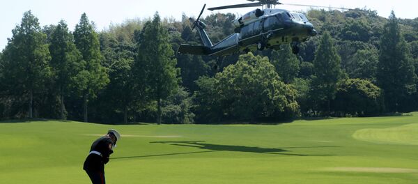 Tramp na partiju golfa sa Abeom stigao na vojnom helikopteru - Sputnik Srbija