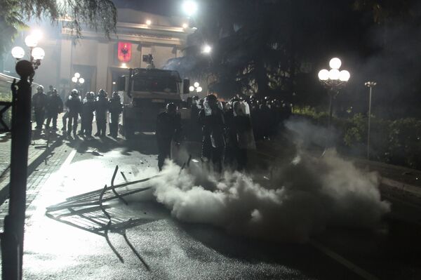 Полиција сузавцем растерује демонстранте у Тирани - Sputnik Србија