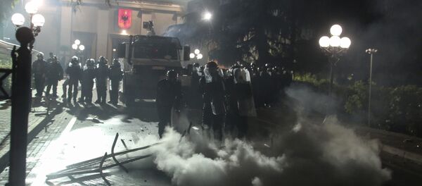 Полиција сузавцем растерује демонстранте у Тирани - Sputnik Србија