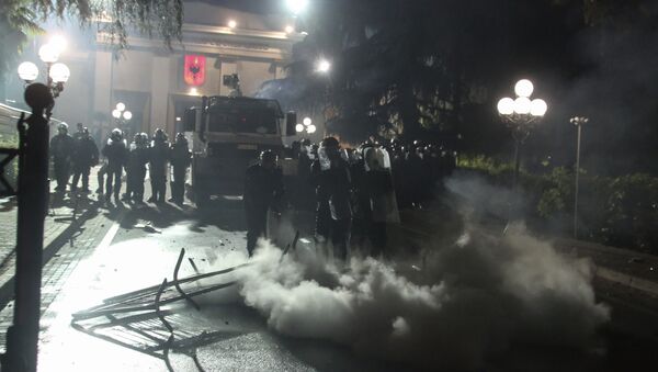 Policija suzavcem rasteruje demonstrante u Tirani - Sputnik Srbija