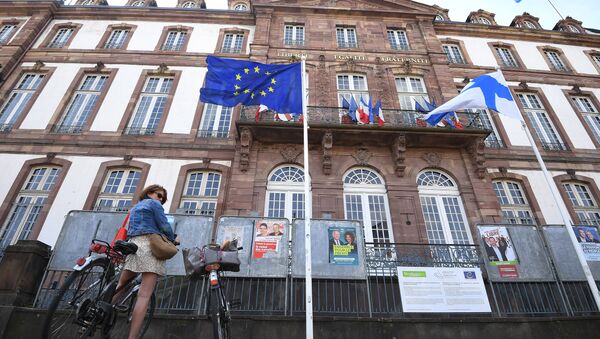 Žena na biciklu ispred zgrade Evropskog parlamenta u Strazburu, 26.maj 2019. - Sputnik Srbija