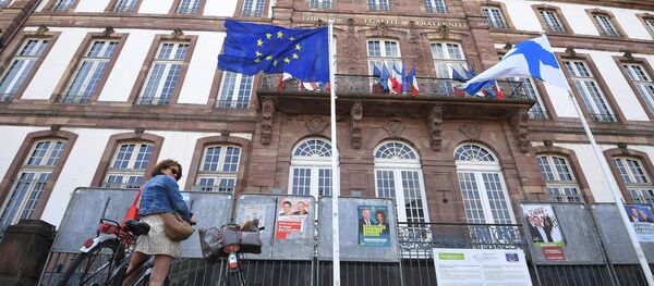 Жена на бициклу испред зграде Европског парламента у Стразбуру, 26.мај 2019. Жена на бициклу испред зграде Европског парламента у Стразбуру, 26.мај 2019. - Sputnik Србија