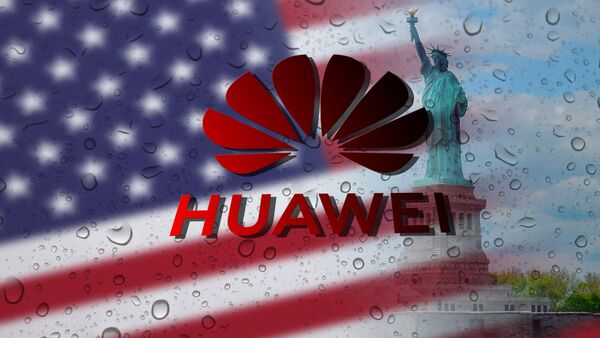 Američka zastava i logo kineske firme Huavej - Sputnik Srbija