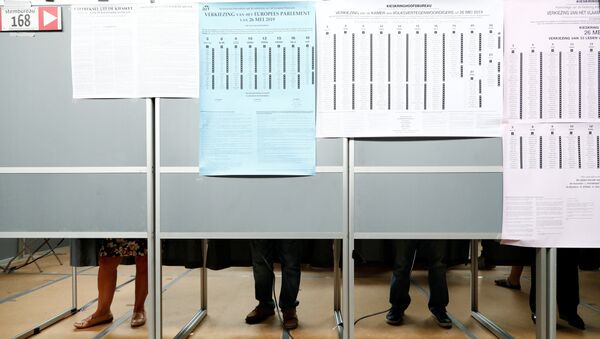 Glasanje na izborima za Evropski parlament u Dernu, Belgija. - Sputnik Srbija