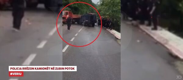 Albanska policija ruši srpsku barikadu - Sputnik Srbija