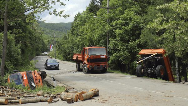 Kamioni koji su služili kao barikada od strane ROSU su odgurniti pored puta, u blizini Zubinog potoka - Sputnik Srbija