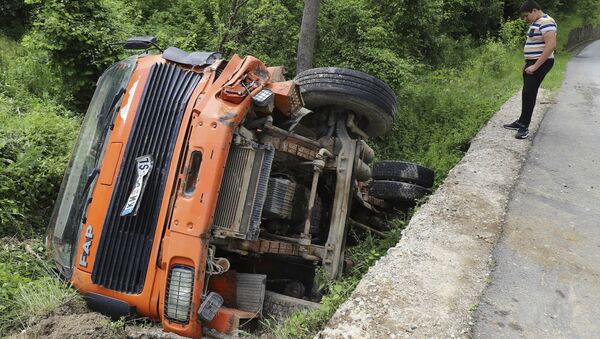 Камиони који су служили као барикада од стране РОСУ су одгурнити поред пута, у близини Зубиног потока - Sputnik Србија