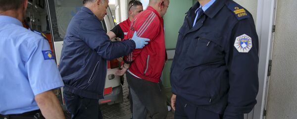 Довођење повређених у службу хитне помоћи у Косовској Митровици на Косову и Метохији - Sputnik Србија