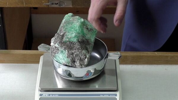 Retki smaragd težine 1,6 kilograma pronađen na Uralu - Sputnik Srbija