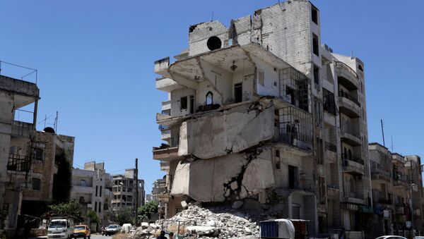 Oštećena zgrada u sirijskom gradu Idlib - Sputnik Srbija