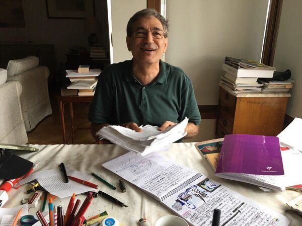 Turski pisac Orhan Pamuk prikazuje rukopise svojih romana Turski pisac Orhan Pamuk prikazuje rukopise svojih romana - Sputnik Srbija