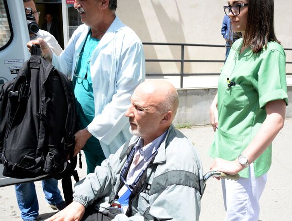 Službenik UNMIK-a Mihail Krasnoščekov, koji je pretučen i priveden u akciji kosovske policije, prebačen je danas iz Kliničko-bolničkog centra u Kosovskoj Mitrovici na VMA. Službenik UNMIK-a Mihail Krasnoščekov, koji je pretučen i priveden u akciji kosovske policije, prebačen je danas iz Kliničko-bolničkog centra u Kosovskoj Mitrovici na VMA. - Sputnik Srbija
