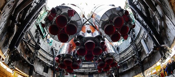 Ракета-носач Сојуз ФГ са бродом Сојуз МС-10 на лансирној рампи космодрома Бајконур Ракета-носач Сојуз ФГ са бродом Сојуз МС-10 на лансирној рампи космодрома Бајконур - Sputnik Србија