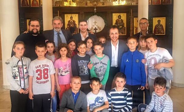 Lider Prave Crne Gore u Leposaviću sa srpskom decom - Sputnik Srbija