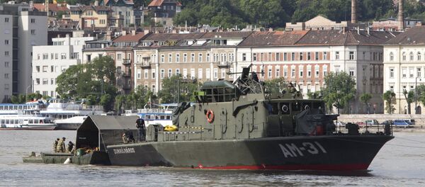 Spasilačke ekipe na Dunavu u Budimpešti u potrazi za nestalima posle sudara kruzera i turističkog brodića - Sputnik Srbija