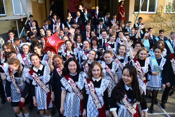 Како су руски матуранти прославили последње школско звоно - Sputnik Србија