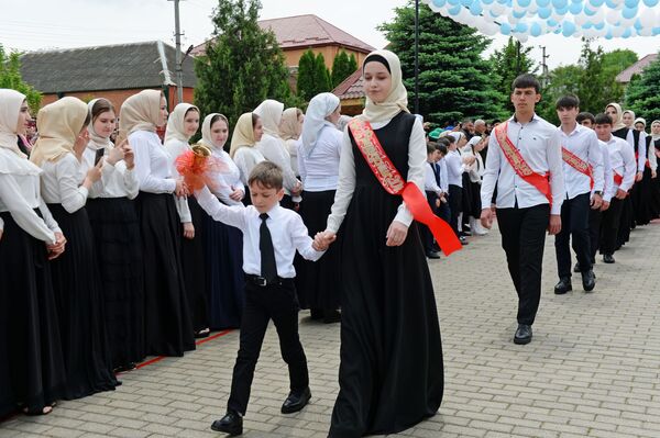 Како су руски матуранти прославили последње школско звоно - Sputnik Србија