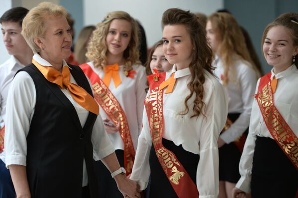 Kako su ruski maturanti proslavili poslednje školsko zvono - Sputnik Srbija