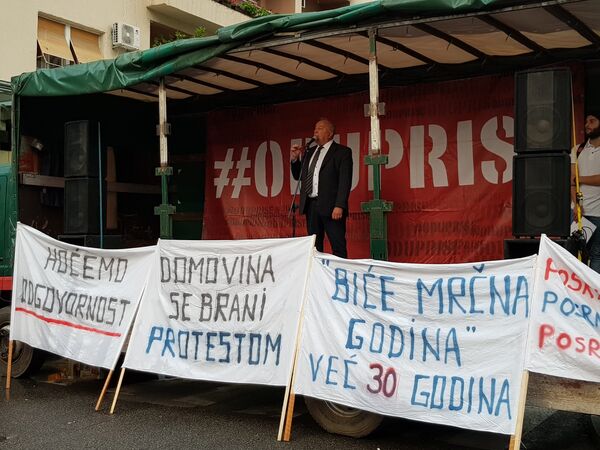 Предузетник Василије Миличковић казао је да уколико се грађани не побуне, „онда смо робови и треба да живимо као робови“. Предузетник Василије Миличковић казао је да уколико се грађани не побуне, „онда смо робови и треба да живимо као робови“. - Sputnik Србија