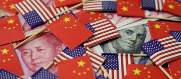 Američka i kineska novčanica okružene zastavama - Sputnik Srbija