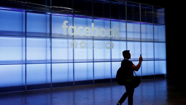 Човек фотографише знак Фејсбука на Фејсбуковој Ф 8 развојној конференцији у Сан Хозеу, САД, 30. април 2019. - Sputnik Србија