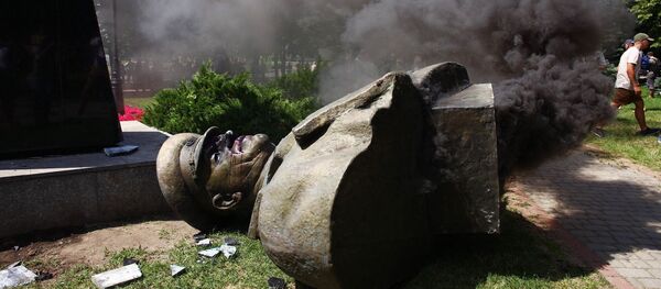 Nacionalisti se opet povampirili u Ukrajini: U Harkovu srušena bista maršala Žukova (video) Nacionalisti se opet povampirili u Ukrajini: U Harkovu srušena bista maršala Žukova (video) - Sputnik Srbija