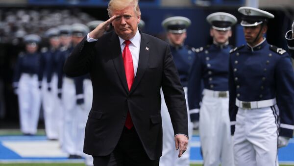 Predsednik SAD Donald Tramp stiže na svečanost povodom diplomiranja pitomaca Američke vazduhoplovne akademije u Kolorado Springsu, 30.april 2019. - Sputnik Srbija