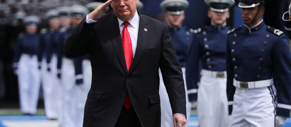 Председник САД Доналд Трамп стиже на свечаност поводом дипломирања питомаца Америчке ваздухопловне академије у Колорадо Спрингсу, 30.април 2019. Председник САД Доналд Трамп стиже на свечаност поводом дипломирања питомаца Америчке ваздухопловне академије у Колорадо Спрингсу, 30.април 2019. - Sputnik Србија
