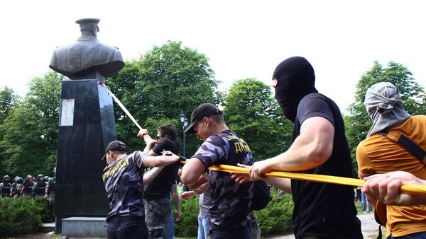 Nacionalisti uništili bistu maršala Žukova u Harkovu - Sputnik Srbija