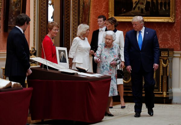 Британска краљица Елизабета II са председником САД Доналдом Трампом у Бакингемској палати у Лондону - Sputnik Србија