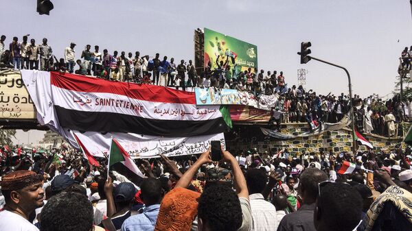 Demonstranti u glavnom gradu Sudana Kartumu 12. aprila 2019. - Sputnik Srbija