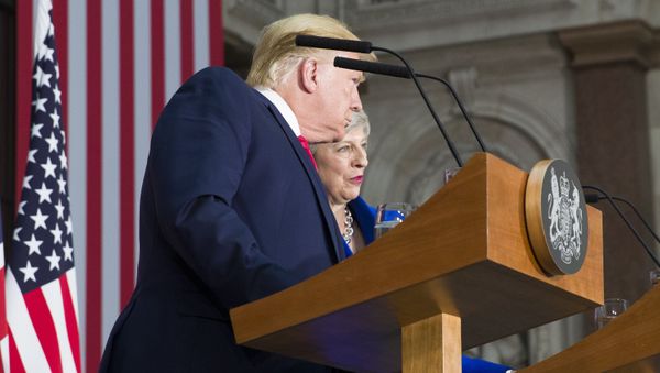Доналд Трамп и Тереза Меј Доналд Трамп и Тереза Меј - Sputnik Србија