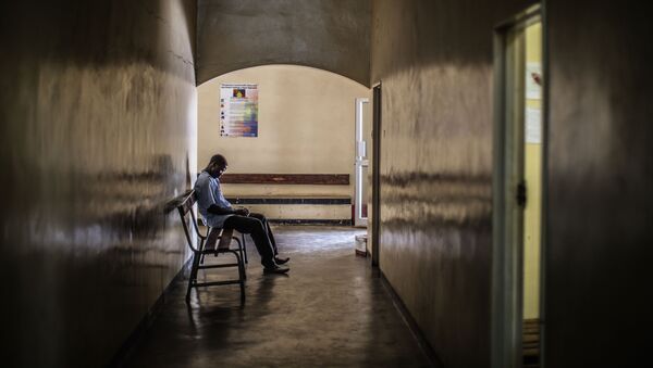 Čovek snimljen u Lusaki (Zambija) dok čeka na testiranje na virus HIV. - Sputnik Srbija