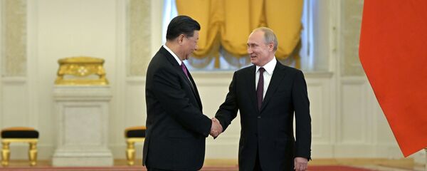 Predsednici Rusije i Kine Vladimir Putin i Si Đinping pre sastanka u Kremlju - Sputnik Srbija