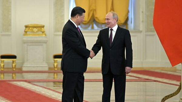 Predsednici Rusije i Kine Vladimir Putin i Si Đinping pre sastanka u Kremlju - Sputnik Srbija
