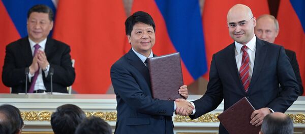 Председник ПАО „МТС Алексеј Корња и извршни директор „Хуавеј“ Го Пинг - Sputnik Србија