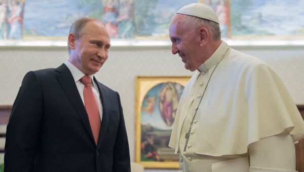 Predsednik Rusije Vladimir Putin i rimski papa Franja na sastanku u Vatikanu - Sputnik Srbija