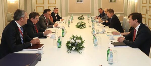 Антић и Милер на форуму у Санкт Петербургу - Sputnik Србија