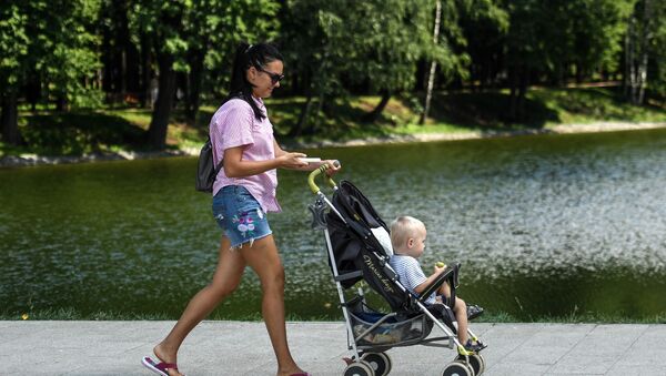 Мајка шета дете у парку Усадба Михалково - Sputnik Србија