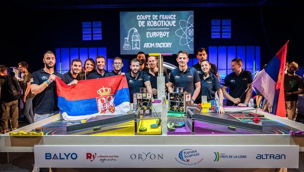 Конкурси Фонда за науку очекују и оне који су управо крочили у свет нових сазнања - екипа Факултета техничких наука на победничком постољу светксог такмичења из роботике. - Sputnik Србија