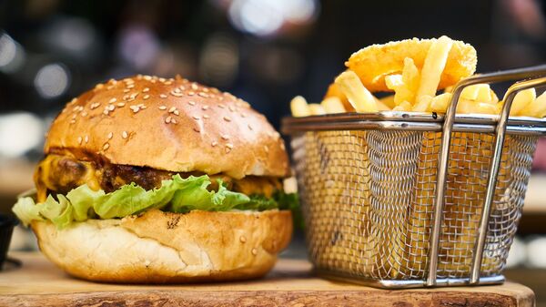 Burger i pomfrit - kalorično, ali da li je i toliko nezdravo koliko se priča - Sputnik Srbija