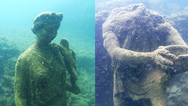 Potopljeni ostaci statue cara Klaudija u Podvodnom arheološkom parku Baija u Italiji. - Sputnik Srbija